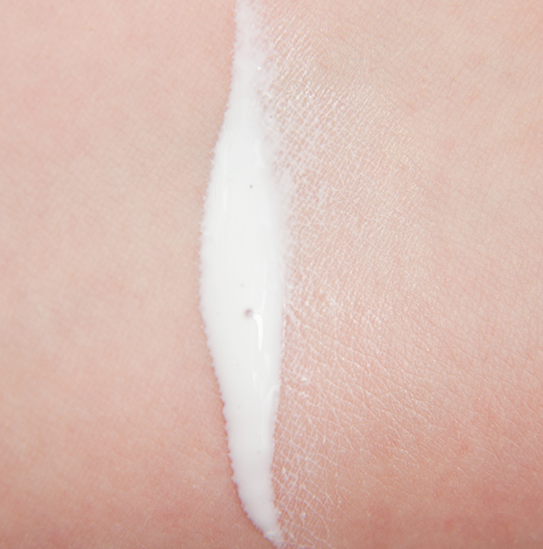 the-body-shop-vitamin-e-moisture-protect-emulsion-spf30-swatches