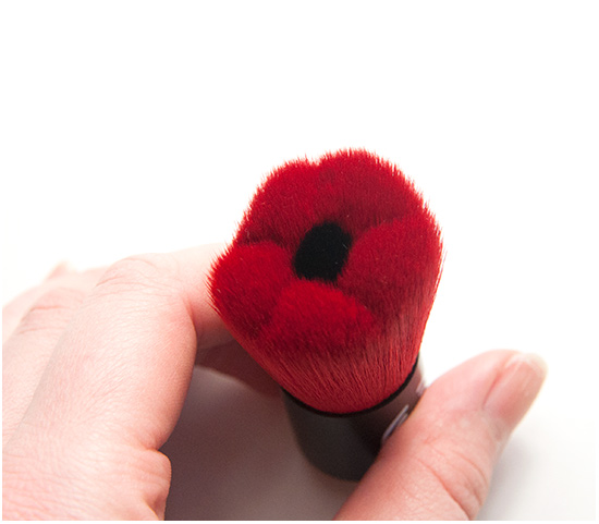 The-Body-Shop-Blush-Brush-Smoky-Poppy001