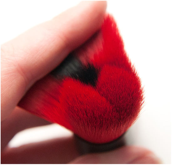 The-Body-Shop-Blush-Brush-Smoky-Poppy004